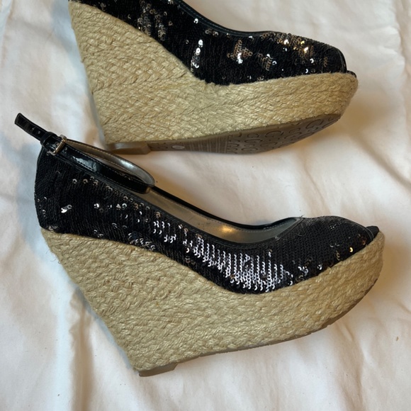Guess woman’s size 8 sequin wedge - Picture 2 of 6